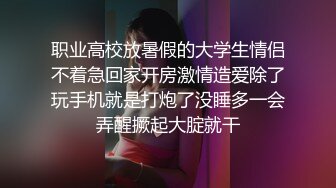 真实趴窗偷窥隔壁家小妹洗澡吹头发