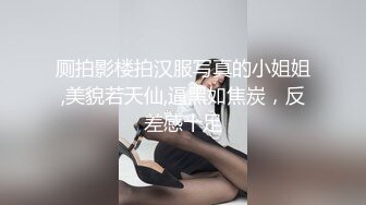 顶级粉嫩肥鲍美女小看似乖巧其实很骚 ，伸出舌头自摸贫乳 ，两根振动棒双管齐下 ，骑乘打桩被炮友操的啊啊叫