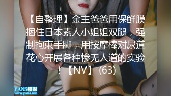 深夜的少妇勾搭小哥互动车震，主动抓着小哥的手揉捏自己的骚奶子，口交大鸡巴，在后排多体位爆草抽插好刺激