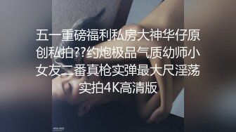 性感荡妇摄像头面前自慰