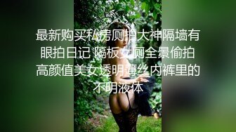  颜值不错的小少妇伺候两大哥激情啪啪，嘴里含着冰块把两鸡巴一起塞嘴里舔，各种体位爆草蹂躏