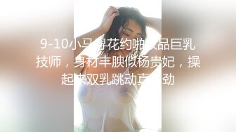 牛仔短裤大长腿贫乳美女和炮友居家啪啪，近距离特写口交舔屌，翘起屁股舔逼后入撞击美臀，毛毛修剪过掰穴诱人