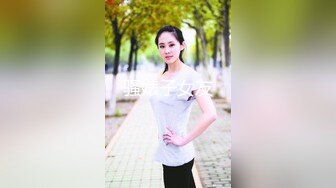 水管洞口偷看邻家白虎妹子洗澡，乳头粉粉的