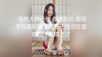 淫荡小骚货，公共厕所自慰，扒开内裤，肛塞跳蛋一起上，爽的淫水直流，带了假屌抽插骚逼