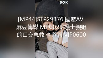  淫妻3P 两根棒棒一起吃 换上单男送的红边黑丝真的更显身材 被两个帅哥夹在中间猛操