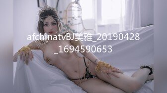 漂亮眼镜短发呆萌妹妞，刚播不久白嫩美乳，说话文静全裸诱惑