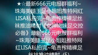  淫娃女友黑丝情趣全程露脸跟狼友发骚互动，主动扒下男友的裤衩舔弄大鸡巴吸蛋蛋