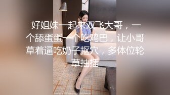   短發巨乳豐滿網紅臉妹子,撩起上衣壹對大燈十分敞亮,小茓水潤,兩片唇外翻