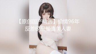  姐妹花女同秀情趣肚兜互舔逼逼，牛奶抹逼手指互扣假屌深喉