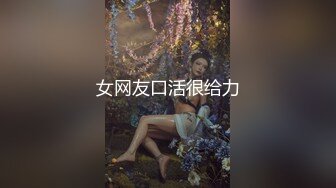 笑容甜美的小姐姐蹲在哪里静静的吸烟+尿尿 丝毫没注意嫩B被拍