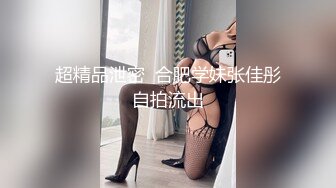  大二学舞蹈贫乳颜值美女诱惑啪啪，性感牛仔短裤对着镜头摆弄，足交特写插嘴穿上黑丝