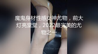 老婆出差两周可把我暼坏了，刚回来就被推倒啪啪