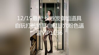 很瘦的骚逼紫色高跟鞋妹子，逼还很嫩不容错过