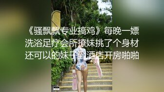 女神级纯纯气质小美女，穿着白T恤裙装，笔直美腿活力