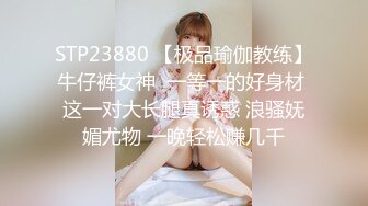 极品反差婊 真的嫩啊，粉嫩小逼被大屌无套插入，进进出出好带感，忍受着低吟着，刺激呀