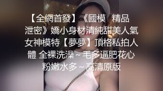 隔板下偷窥玩手机的短发妞故意被发现