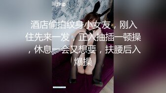 长发美女雪儿粉和男粉丝在网吧厕所约啪，爽到高潮但不敢叫出