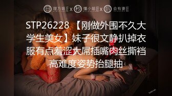 奶茶店女厕白短衫牛仔裤清秀小妹,两片红嫩的微毛鸡冠唇真想蹭蹭