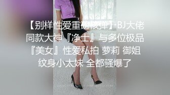 一群嫩妹妹多人群P，精神小伙操嫩穴，妹妹旁边扣，流白浆，一人一个猛操，扶着美臀后入