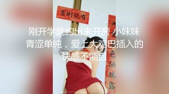 【骚小妹两男一女3P大战】骑乘边操边吃大屌，垫着枕头抬起屁股，怼着骚逼猛操，前后夹击，两大汉轮流后入爆插