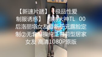  丝袜女仆情趣装颜值不错很嫩小少妇激情3P，伺候两个小哥哥主动上位抽插嘴里还叼着大鸡巴