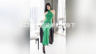 掰开老婆的嫩B，漏出里面的嫩肉给大家看