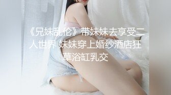 SM重口味推荐高挑黑丝美腿女郎被眼镜妹子拳头插菊花超大洞口看到大肠黑白双鸡巴插屁眼太狠了