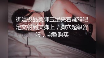 约了个少妇两男一女玩3P，跪着口交扣逼边口边后入搞完旁边观战