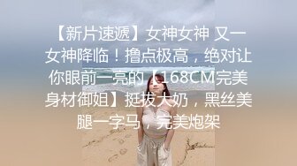 金牌初音露脸激情大秀，长腿骚逼自己夹着AV棒玩弄骚穴淫水好多把自己搞到高潮，沙发上啪啪外卖小哥刺激