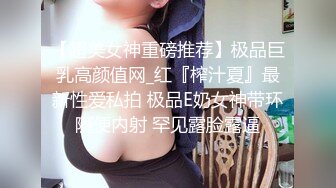 后厨操作间新来的实习生小妹占着茅坑不拉屎不停地刷抖音