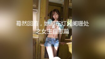 推婴儿车逛街的宝妈,弯腰给孩子整理衣服的时候胸部走光,还大一颗樱桃