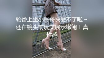 狗奴男在旁边帮忙别人操自己老婆