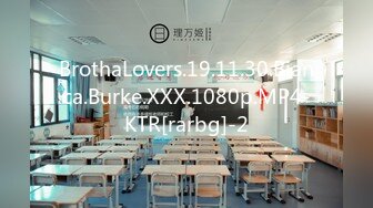 新买的性爱玩具，约小学妹出来试试如何，戴上套插入她的小骚穴，学妹眼睛瞪得直直地看着我，似乎想说什么！