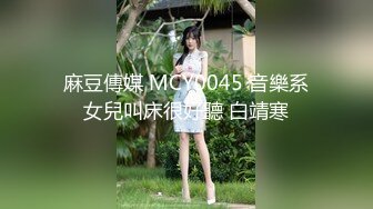 来了大姨妈用奶子和小嘴伺候他，全程露脸口交胸推蹭的大哥好痒