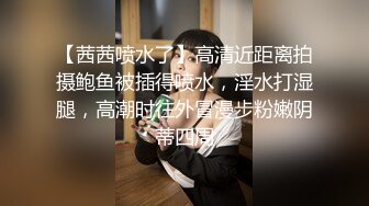 大学生闺蜜在外合租房，客厅浴室被房东安装了隐蔽针孔偷拍，上下看个精光真是一对漂亮的姐妹花