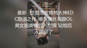 多处纹身大奶妹，手伸进牛仔短裤摸逼，69姿势舔逼抬腿猛操，操的妹子大叫后入大屁股撞击