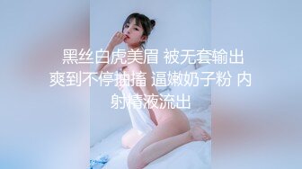   大红唇新人骚女被两大汉3P，白丝袜丁字裤，翘起屁股看穴，两根JB轮流舔