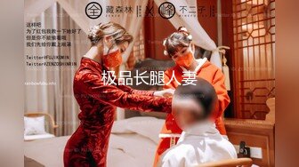 漂亮长发美女仔细的擦被自己污染的内裤