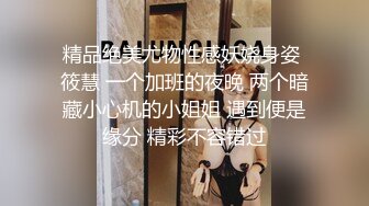   颜值不错的无毛小少妇露脸跟男主激情啪啪，鸡巴跟道具一样大少妇好喜欢，深喉交玩弄各种抽插爆草好骚好爽