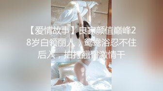 【单单妹】被困在重庆老家的小嫩妹，偷跑出去刚露臀被发现，又到河边撒尿掰穴，回家后开始自慰插鲍鱼