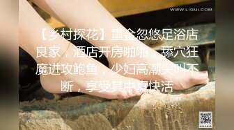 尤物骚女两男一女3P激情啪啪，从下往上视角拍摄，两根JB口交掰穴揉搓尿尿，前后齐插齐插后入猛操