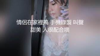 年度巨献 极品骚货美女和男友在网红打卡地打卡超级细的丁字裤根本包不住逼和菊花