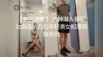 露脸女跪下吃鸡巴