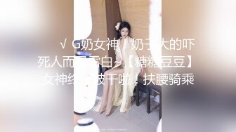 【新片速遞】  商场女厕偷拍美容院的美容师 光线不够手电来凑